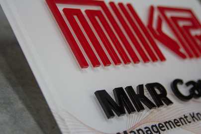 Прозрачное оргстекло с тыльной, лицевой печатью и объемными буквами фото №1 Таблички из оргстекла - примеры наших работ