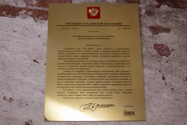 Глянцевая латунь с гравировкой, эмалью и объемным гербом  - примеры наших работ