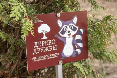 Белое оргстекло с полноразмерной печатью и ножкой  - примеры наших работ