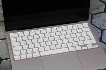 Macbook Neo для рынка испании Гравировка клавиатур Apple - примеры наших работ