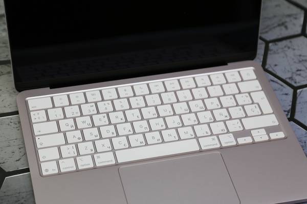 Macbook Neo для рынка испании  - примеры наших работ