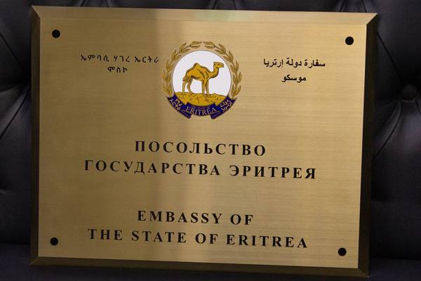 Золотистая матовая объемная нержавейка с эмалью и уф-печатью логотипа  - примеры наших работ