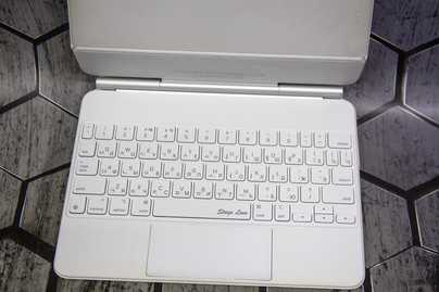 Клавиатура iPad из Южной Кореи с гравировкой на пробеле Гравировка клавиатур Apple - примеры наших работ