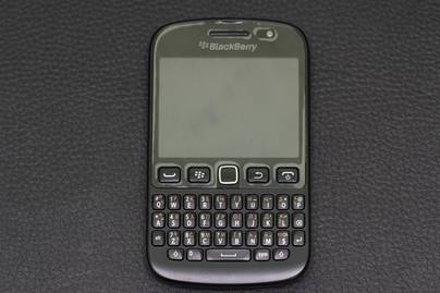 Цветные буквы на Blackberry 9720 Гравировка клавиатур телефонов - примеры наших работ