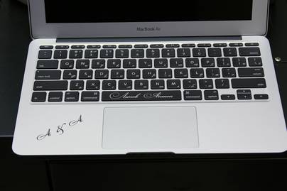 Русификация Macbook вензельным шрифтом и дополнительной персонализацией Гравировка клавиатур Apple - примеры наших работ