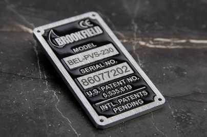 Алюминий с фрезеровкой и заливкой эмалью фото №1 Шильдики для оборудования - примеры наших работ