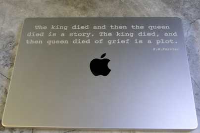 На корпусе Macbook M3 фото №1 Гравировка клавиатур Apple - примеры наших работ