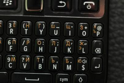 Цветные буквы на Blackberry 9720 фото №1 Гравировка клавиатур телефонов - примеры наших работ