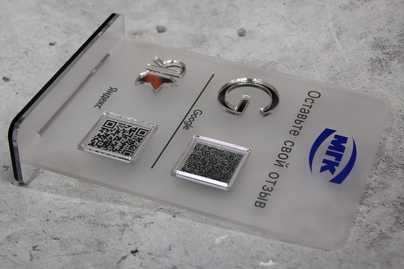 Разноцветное оргстекло с УФ-печатью фото №2 Таблички с QR-кодом - примеры наших работ